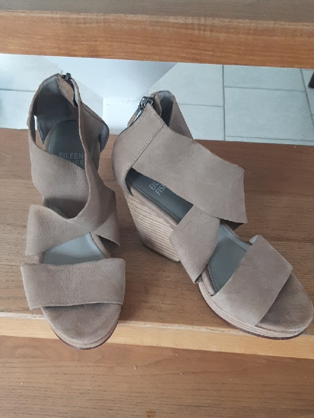 Eileen Fisher💞SUEDE GREAT CONDITION Taupe Crisscross Block Heel Sandals Sz 5 - Picture 4 of 8
